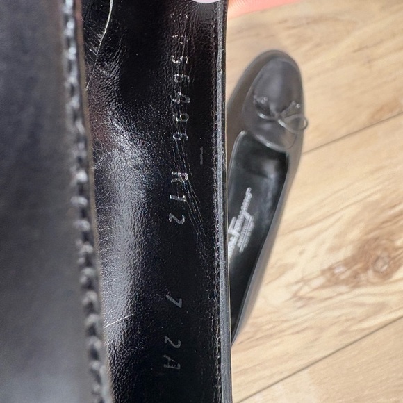 Like new - SALVATORE FARRAGAMO WOMANS FLAT LOAFERS - Leather Vara Bow Barrette - Picture 6 of 9